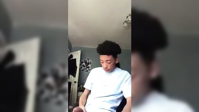 Большой черный член дрочит