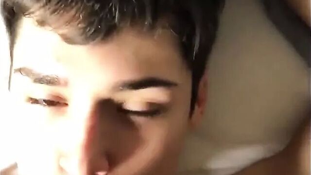 Молодой паренек сосет хуй