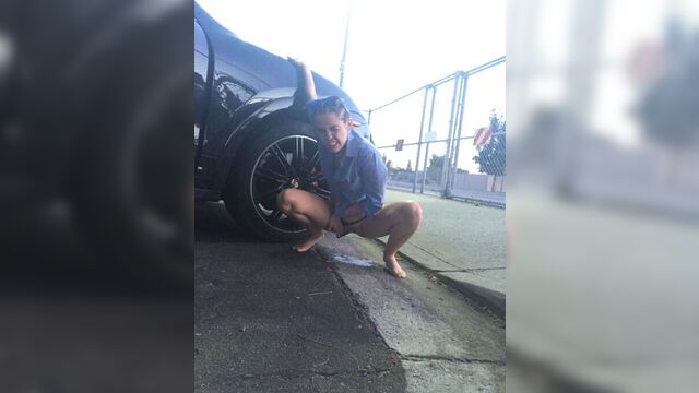 Miley Cyrus на фото, писающих на публике