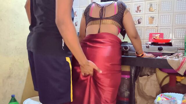 Часть 2, индийскую сексуальную мачеху застукал пасынок во время разговора с ее бойфрендом