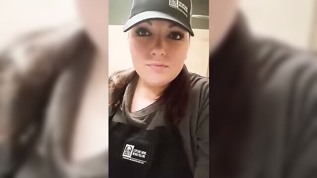 Грязная Jess вынимает отвисшие сиськи в Taco Bell