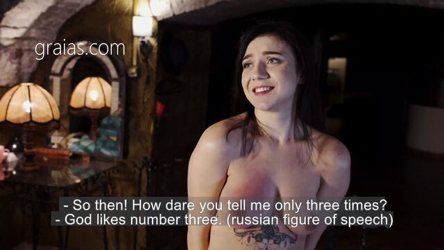 Симпатичная девушка шлепнула по лицу и сиськам