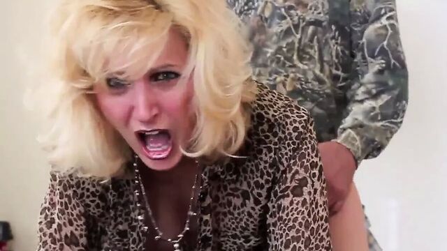 Блондинку-жену наклоняют