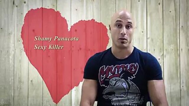 Милфа Victoria встречает ебаря на ее первом свидании и трахается с ним