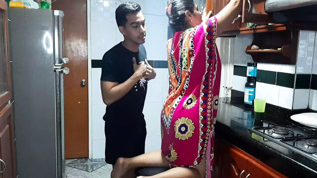 Дегустация богатой киски моей мачехи на кухне