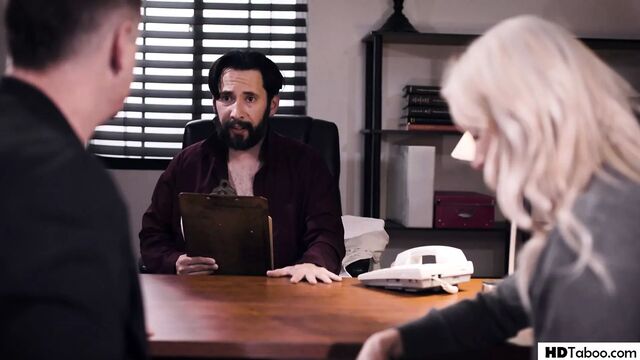 Kenzie Taylor трахает доктор по изобилию, пока муж наблюдает