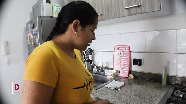 Возбужденная мачеха дает виагру своему пасынку - испанское порно