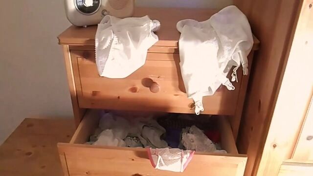 Трусики и пояс в ретро видео