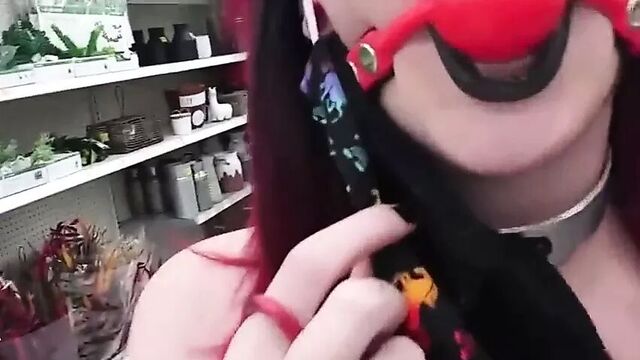 Готической девушке заткнули рот кляпом на публике