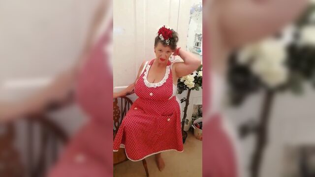 Бабушка вылизывает грудь для мальчиков