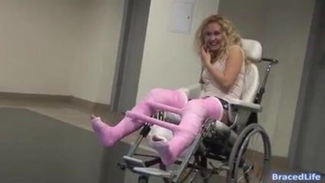 Длинная нога в гипсе кастует, подборка