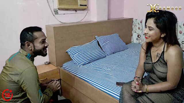 Знаменитая индийская актриса Tina не сопротивляется и трахается с большим членом поклонника