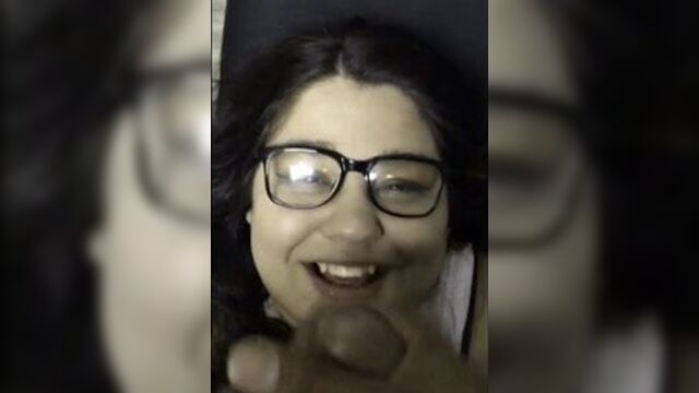 Толстушка обожает сок джунглей большого черного члена на ее лице.