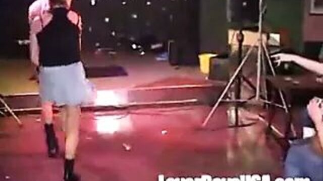 Милфы и девушки сосут хуй стриптизера