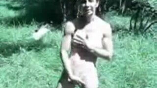 Возбужденная жена полностью обнаженная мастурбирует на улице