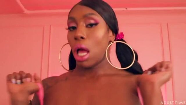 Мистика с большими черными сиськами