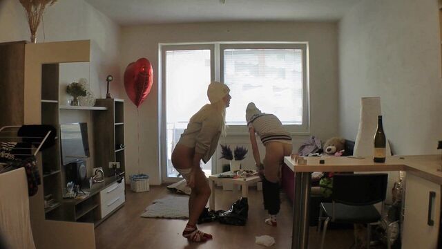 Тинки без трусиков