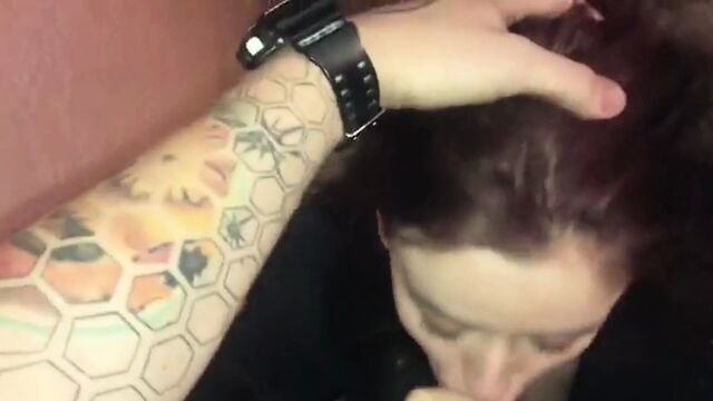 Сексуальная уличная проститутка делает минет с камшотом на лицо