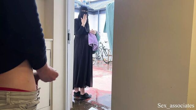 Страшно, но любопытно! Мусульманская беременная соседка в Никабе застукала меня за дрочку и попросила позволить ей дотронуться до моего необрезанного хуя