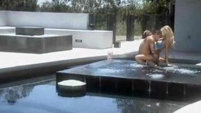 Сексуальная блондинка трахается возле бассейна - без всякой ерунды