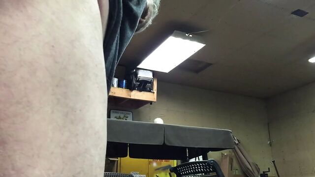 Большие яйца в просвечивающихся трусиках