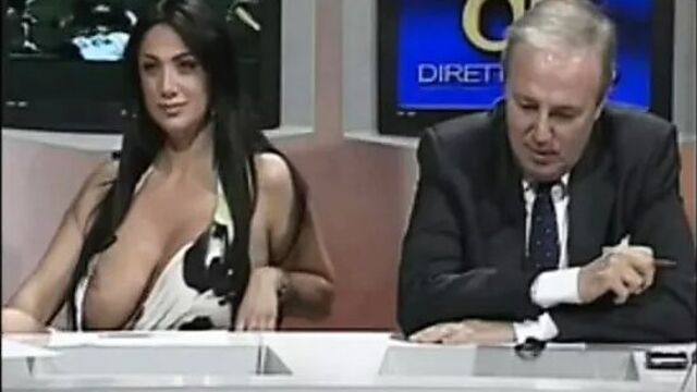 Большие сиськи выскользнули по телевизору