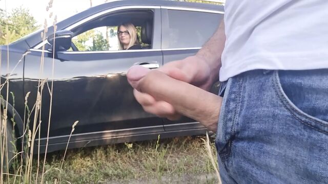 Я вытаскиваю свой член на пляже. Эта молодая женщина выглядит шокированной увиденным !!