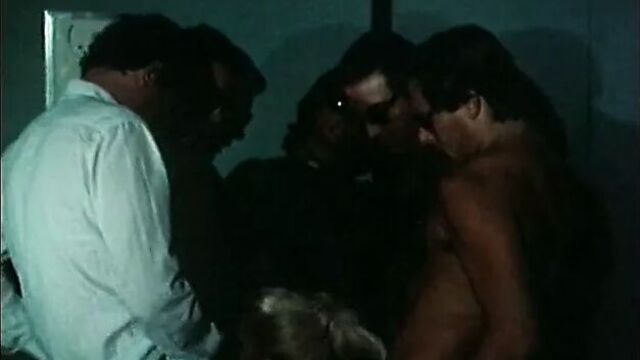 Итальянский винтажный секс в кинотеатре для взрослых