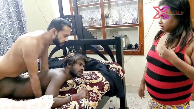 Друг и его жена - взялись за руки в тройничке