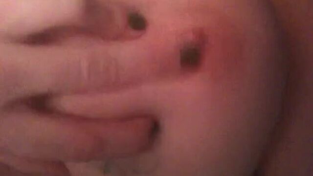 Плюет на мои большие сиськи