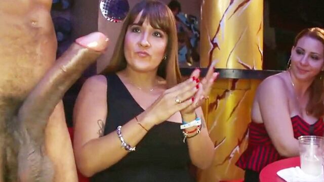 Праздничные шлюшки сосут большой черный член