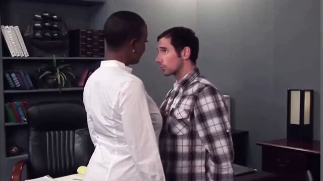 Директор и секс студентов в офисе