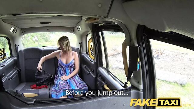 Фейковая такси-мачеха с большими натуральными сиськами получает большой британский член