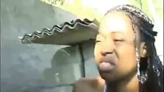 Девушка принимает писс и кончает от полицейских