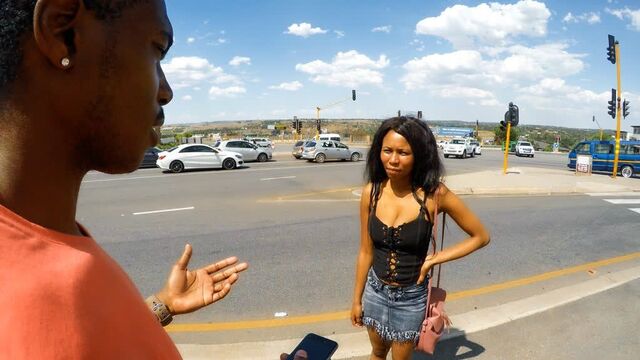 Эта симпатичная шлюховатая нигерийская уличная шлюха, играющая на высоком уровне!