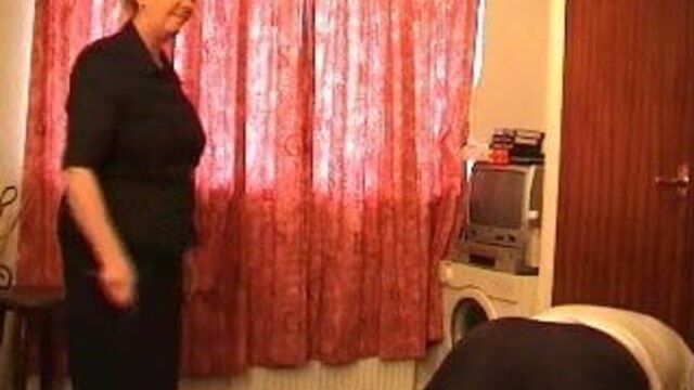 Она использует Tawse на нем