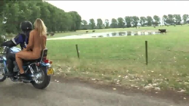 Я обнаженный мотобайкер