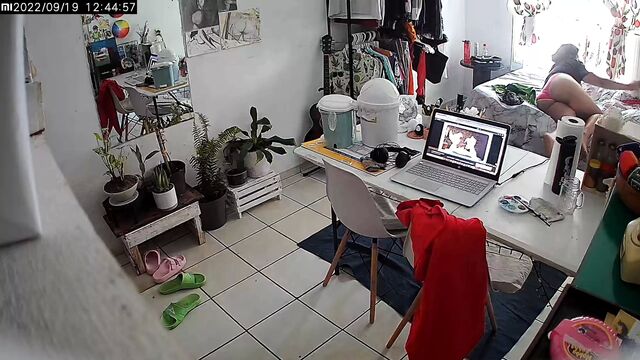 Наблюдаю за своей женой с моей работы в офисе