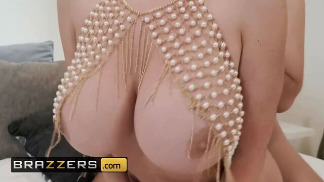 Малышка получила сиськи - Savannah Bond, Keiran Lee - влажная