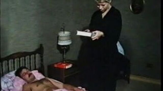 Teresa с короткой стрижкой исполняет бу-бу с колясками, Louis