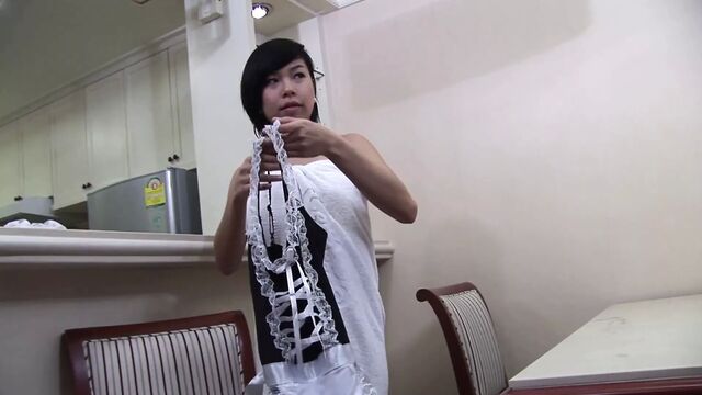 Китайская горничная просто хочет трахаться