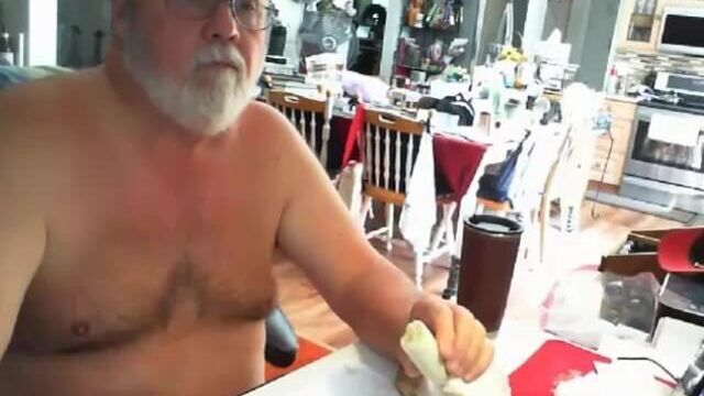 Дрочка бананом отчима