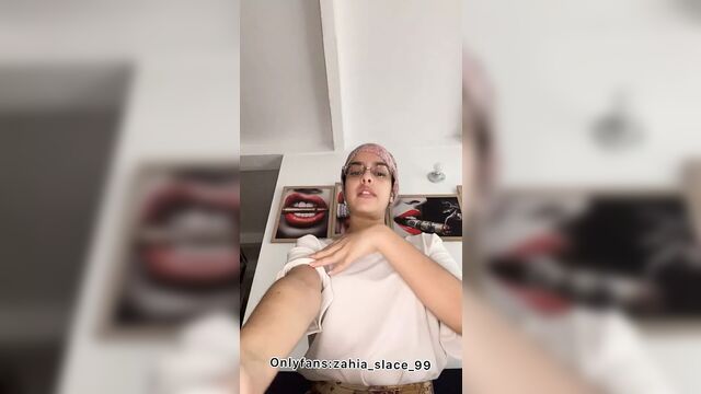 Мусульманская учительница научит их женской анатомии