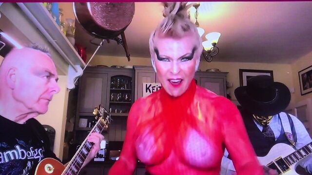 Тойки, просвечивающаяся сверху (соски)