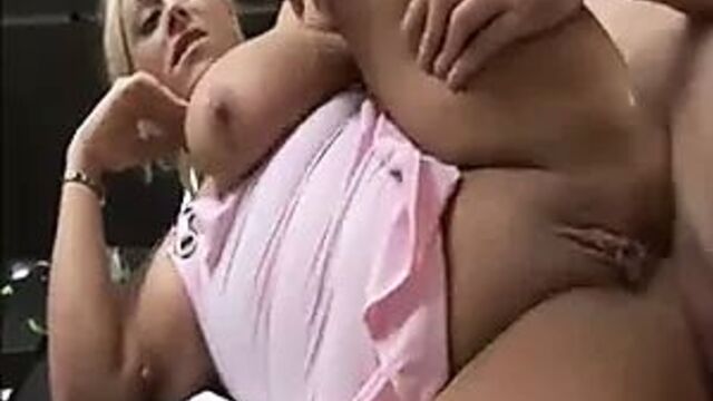 Анальная гэнгбэнг-вечеринка британских блондинок в отеле