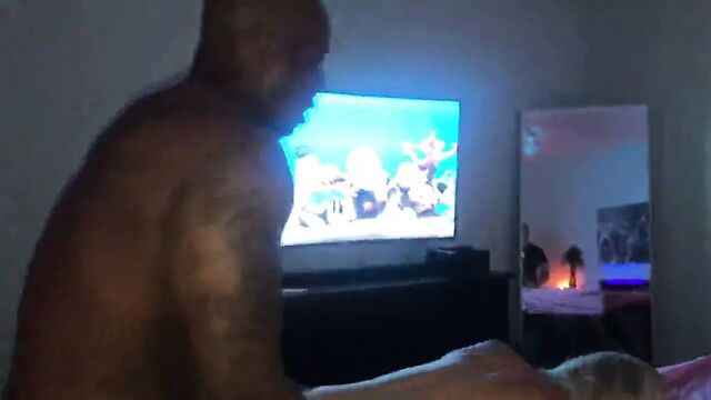 Bella Cox умоляет его прекратить рвать ее открытым большим черным членом