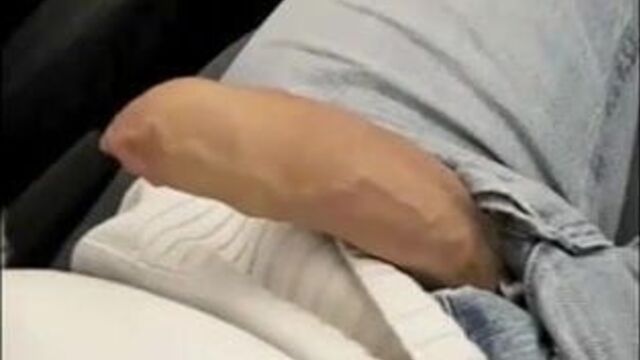 Жена дрочит член