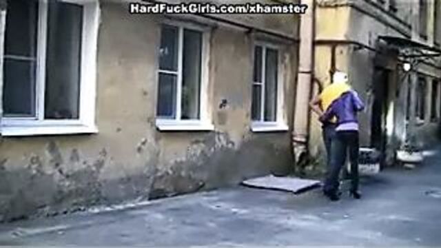 Сексуальную блондинку застукали и трахнули в заброшенном доме