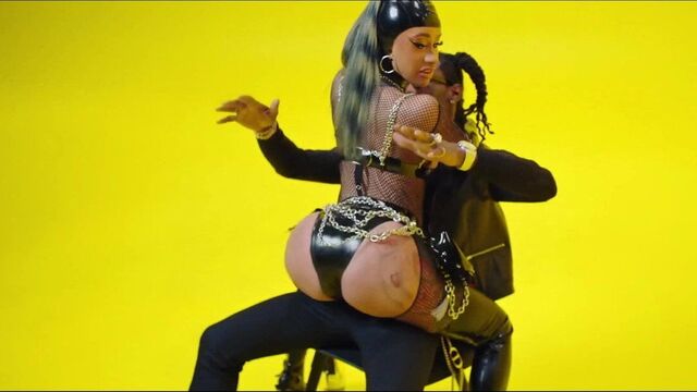 Cardi B показывает свою большую задницу !! 26 апреля 2019