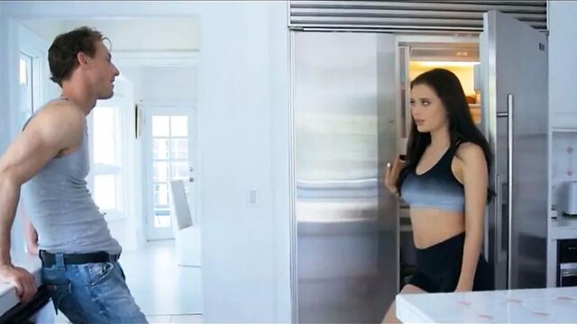 Шаловливая сводная сестра Лана